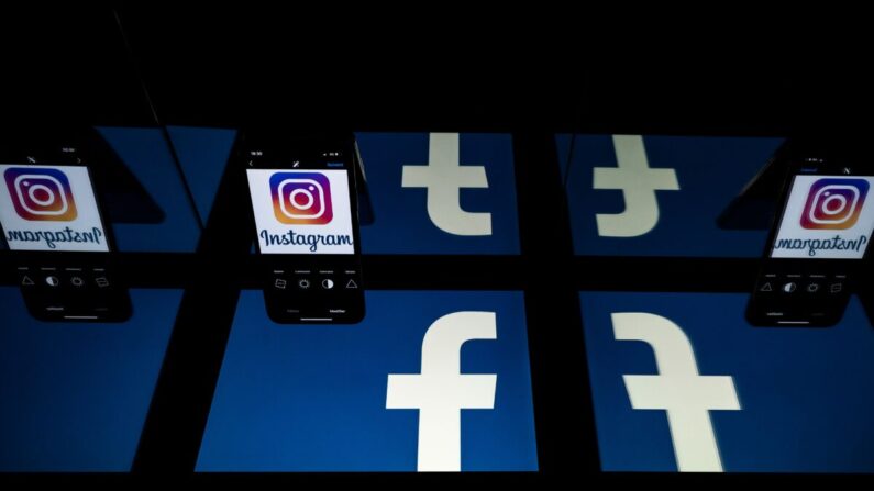 Logos de las redes sociales Facebook e Instagram en las pantallas de una tablet y un celular. (Lionel Bonaventure/AFP a través de Getty Images)