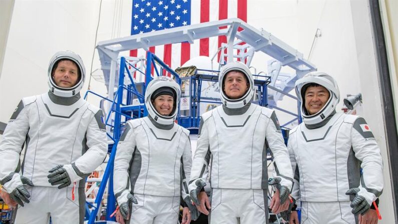 Fotografía del 25 de marzo cedida este miércoles 21 de abril por SpaceX donde aparece la tripulación de su segunda misión (i-d) el especialista en misiones Thomas Pesquet, de la Agencia Espacial Europea (ESA); la piloto Megan McArthur de la NASA; el comandante Shane Kimbrough de la NASA y el especialista en misiones Akihiko Hoshide, de la Agencia Japonesa de Exploración Aeroespacial (JAXA), durante una sesión de entrenamiento en las instalaciones de SpaceX en Hawthorne, California (EE.UU). EFE/SpaceX