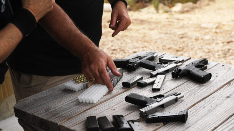Pistolas y otras armas se exhiben en un campo de tiro durante el "Festival de la Libertad de la Vara de Hierro", en Greeley, Pensilvania, el 12 de octubre de 2019. (Spencer Platt/Getty Images)
