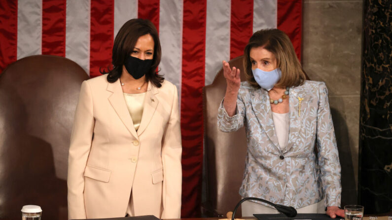 La vicepresidente Kamala Harris y la presidente de la Cámara de Representantes, Nancy Pelosi (D-Calif.), hablan después de que el presidente Joe Biden se dirigiera a una sesión conjunta del Congreso, en el Capitolio de Estados Unidos, en Washington, el 28 de abril de 2021. (Chip Somodevilla/Getty Images)