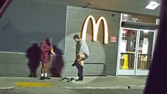 Hombre se quita el pantalón y se lo regala a un señor sin hogar que tiritaba en una noche fría: Video