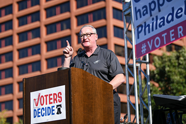 El alcalde de Filadelfia, Jim Kenney, habla durante el mitin "Todos los Votos Cuentan", en el Independence Hall de Filadelfia, Pensilvania, el 7 de noviembre de 2020. (Bryan Bedder/Getty Images para MoveOn)