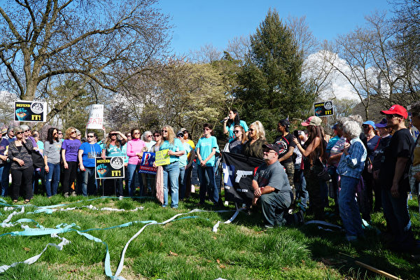 Partidarios de los derechos de armas en Delaware se manifiestan contra las medidas de control de las armas de fuego en New Castle, Delaware, el 11 de abril de 2021. (Jie Xiao/The Epoch Times)