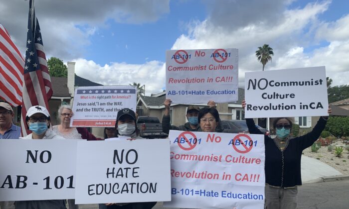 Un grupo de padres chinos se manifiesta en California el 26 de abril de 2020 en contra del Proyecto de Ley de la Asamblea 101, un proyecto de ley que convierte el nuevo Currículo Modelo de Estudios Étnicos de California (ESMC) en un requisito de graduación de la escuela secundaria. (Linda Jiang/The Epoch Times)