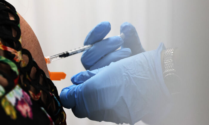 Una vacuna Johnson & Johnson anti-COVID aplicada en la ciudad de Nueva York, el 8 de abril de 2021. (Michael M. Santiago/Getty Images)