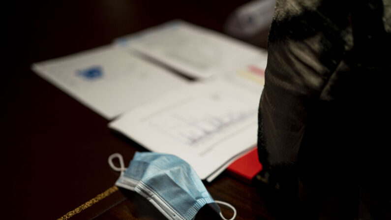 Una mascarilla sobre la mesa durante una reunión entre el entonces presidente Donald Trump, el gobernador de Arkansas Asa Hutchinson y la gobernadora de Kansas Laura Kelly en la Sala del Gabinete de la Casa Blanca en Washington el 20 de mayo de 2020. (Doug Mills-Pool/Getty Images)