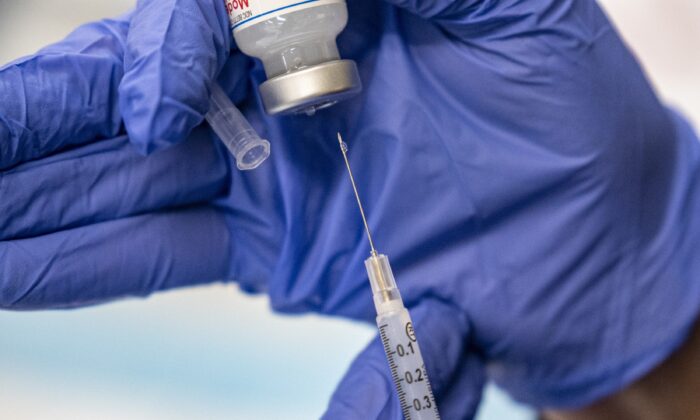 Una enfermera llena una jeringa con la vacuna anti-COVID de Moderna en un sitio de vacunación, en un centro para personas mayores, en San Antonio, Texas, el 29 de marzo de 2021. (Sergio Flores/Getty Images)