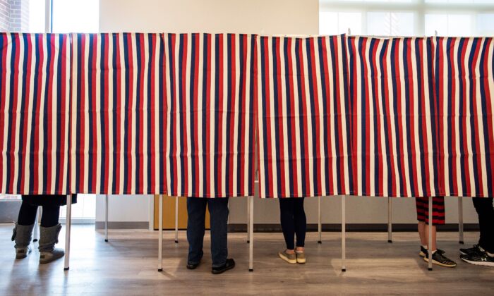 Los votantes llenan sus boletas electorales en las urnas en Concord, NH, el 3 de noviembre de 2020. (Joseph Prezioso/AFP a través de Getty Images)