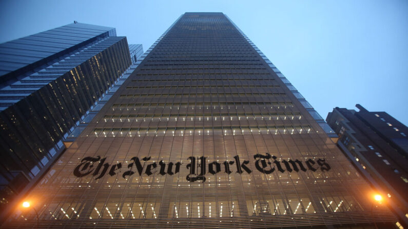 El nombre del New York Times se muestra delante de la sede central en Nueva York el 7 de diciembre de 2009. (Mario Tama/Getty Images)
