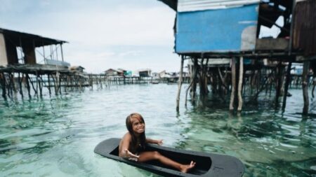 Los Bajau, la tribu que pasa gran parte de su vida sobre el agua: ¡Pueden sumergirse hasta 13 minutos!