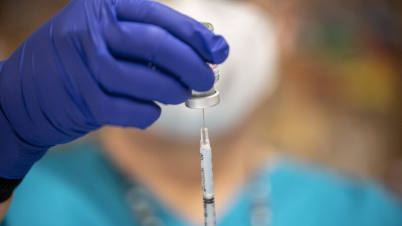 Una enfermera llena una jeringa con una vacuna contra COVID-19 en un centro de ancianos en San Antonio, Texas, el 29 de marzo de 2021. (Sergio Flores/Getty Images)