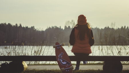 Chica skater navajo patina entre las rocas del desierto inspirando a otros: “Sé fiel a lo que eres”