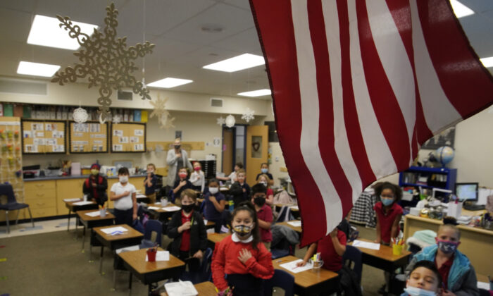 Unos estudiantes recitan el Juramento a la Bandera antes de iniciar las clases en la Freedom Preparatory Academy en Provo (Utah) el 10 de febrero de 2021. (George Frey/Getty Images)