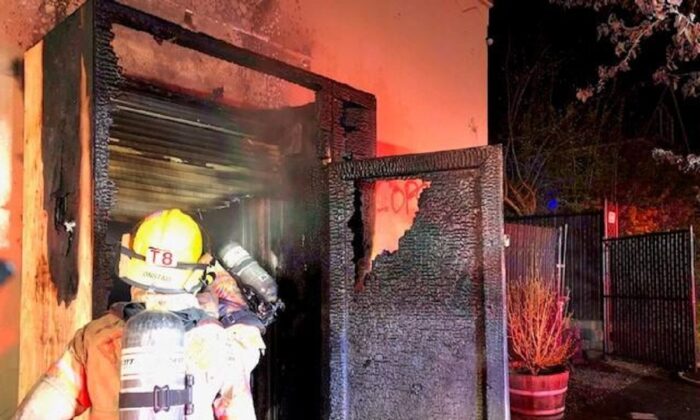 Un bombero ayuda a apagar un incendio provocado en la sede de la Asociación de Policía de Portland, Oregón, el 14 de abril de 2021. (Oficina de la Policía de Portland)