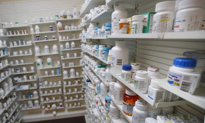 Frascos de fármacos en los estantes de la farmacia Rock Canyon en Provo, Utah, el 20 de mayo de 2020. (GEORGE FREY/AFP vía Getty Images)