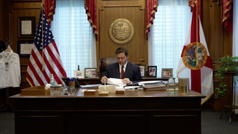 El gobernador de Florida, Ron DeSantis, en su oficina en Tallahassee, Florida, el 1 de abril de 2021. (Captura de pantalla a través de The Epoch Times)