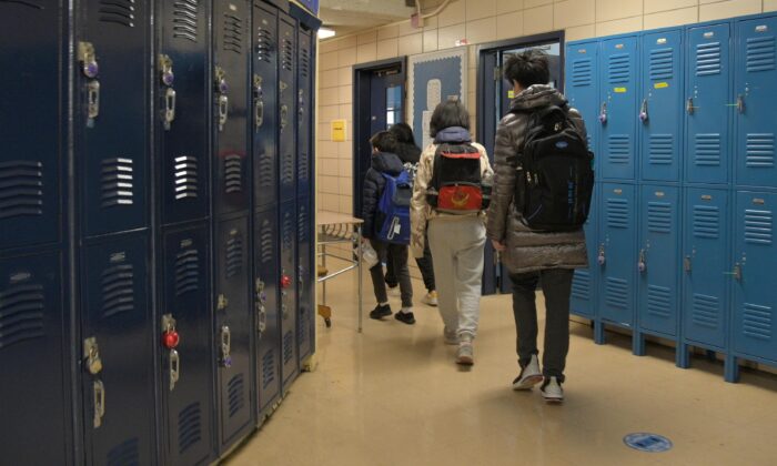 Los estudiantes entran en su aula en una escuela en la ciudad de Nueva York el 25 de febrero de 2021. (Michael Loccisano/Getty Images)