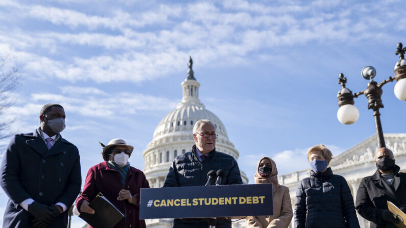 El líder de la mayoría del Senado, Chuck Schumer (D-N.Y.) , habla durante una conferencia de prensa sobre la deuda estudiantil fuera del Capitolio de los Estados Unidos en Washington, DC, el 4 de febrero de 2021. (Drew Angerer/Getty Images)
