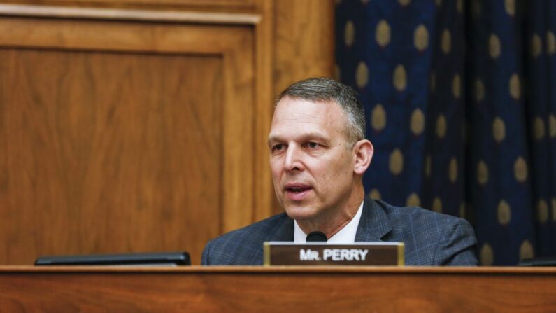 El representante Scott Perry (R-Pa.) en la audiencia de la Cámara sobre “Competencia inteligente: Adaptación de la estrategia estadounidense hacia China a los 40 años” en el Capitolio en Washington el 8 de mayo de 2019. (Jennifer Zeng/The Epoch Times)