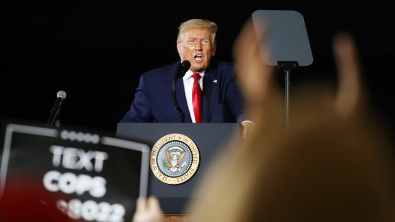 El entonces presidente de EE.UU.,  Donald Trump, habla en un hangar del aeropuerto durante un mitin un día después de aceptar formalmente la nominación de su partido en la Convención Nacional Republicana, en Londonderry, N.H., el 28 de agosto de 2020. (Spencer Platt/Getty Images