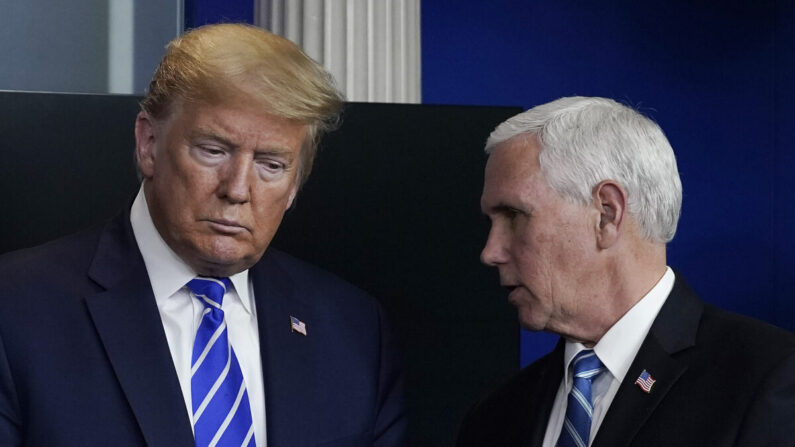 El expresidente Donald Trump y su vicepresidente, Mike Pence, durante una reunión informativa en Washington, el 23 de abril de 2020. (Drew Angerer/Getty Images)es)
