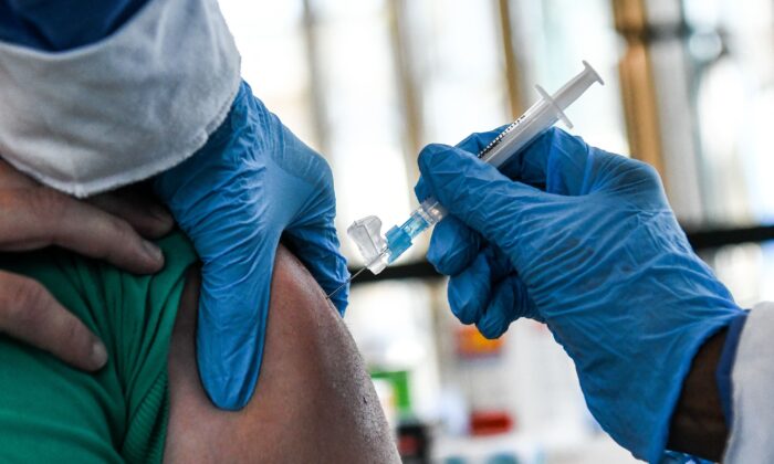 Un trabajador de la salud aplica una vacuna anti-COVID a una persona en Miami Gardens, Florida, el 14 de abril de 2021. (Chandan Khanna/AFP a través de Getty Images)