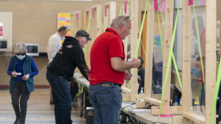 Corte de Wisconsin falla que el estado no debe borrar de lista a miles de votantes que se habrían mudado