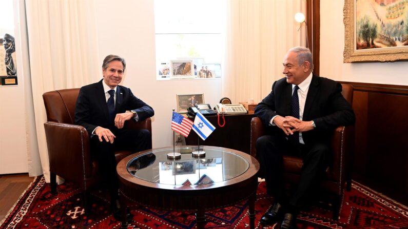 El secretario de Estado estadounidense, Antony Blinken (izq.) durante su encuentro con el primer ministro israelí, Benjamín Netanyahu (der.) antes de la rueda de prensa conjunta en Jerusalén, Israel, este martes 25 de mayo. (EFE/Embajada estadounidense en Jerusalén/Stern Matty)