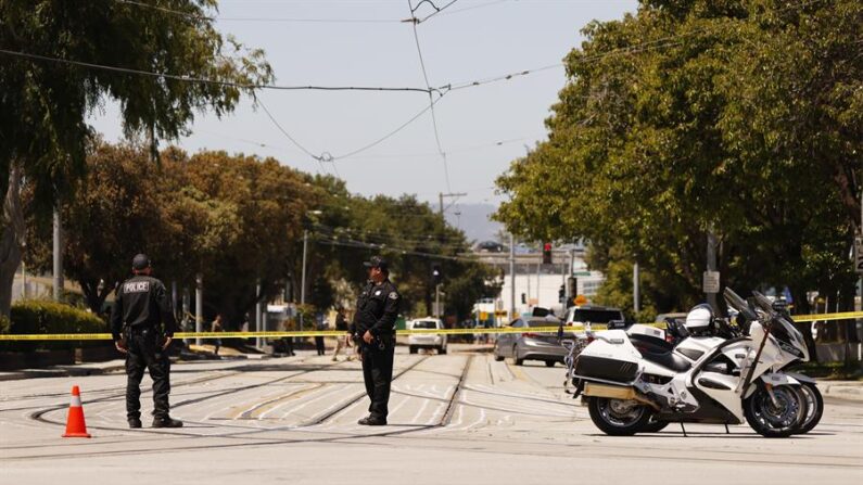 Policía e investigadores en el lugar de un tiroteo en el Valle de San José en San José, California, EE.UU. EFE / EPA / JOHN G. MABANGLO