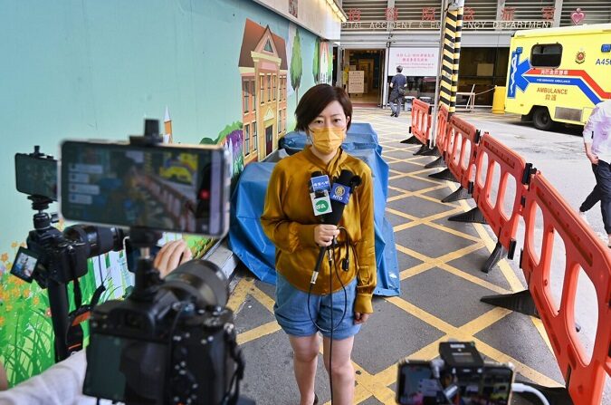 Sarah Liang, reportera de la edición de Hong Kong de The Epoch Times, habla con los medios de comunicación locales a las puertas del hospital Queen Elizabeth de Hong Kong el 11 de mayo de 2021. (Song Pi-lung/The Epoch Times)
