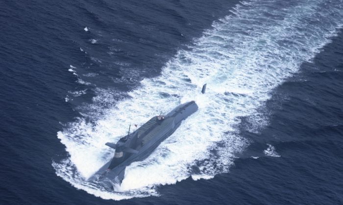 Una foto sin fecha muestra un submarino de propulsión nuclear de la Flota del Mar del Norte del Ejército Popular e Liberación 
 preparándose para sumergirse en el mar. El régimen chino comenzó a desplegar submarinos armados con misiles balísticos intercontinentales. (AFP/Getty Images)