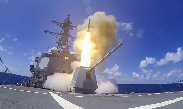 El destructor de misiles guiados USS Chung-Hoon (DDG 93) lanza un misil SM-2 durante el ejercicio Rim of the Pacific 2020 el 26 de agosto de 2020. (Armada de EE. UU./ Especialista en comunicación de masas de 1ª clase Devin M. Langer)
