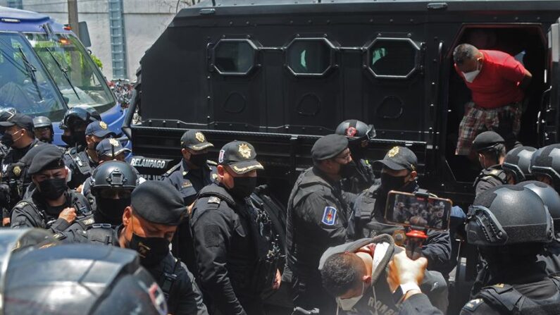 Miembros de la Fiscalía General de Justicia de la Ciudad de México trasladan a sus instalaciones a invasores de predios el 8 de mayo de 2021, en Ciudad de México (México). EFE/ Mario Guzmán