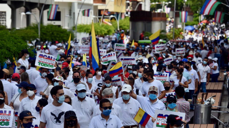Manifestantes sostienen pancartas durante la "Marcha del Silencio", pidiendo que cesen los bloqueos y hechos de violencia tras 28 días de Paro Nacional, hoy, en Cali, Colombia. (EFE/ Ernesto Guzmán Jr)