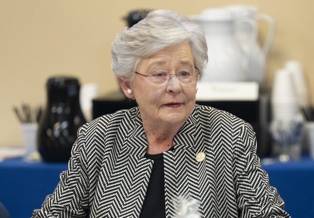 La gobernadora Kay Ivey participó en el ejercicio rutinario de huracanes de la Agencia de Gestión de Emergencias de Alabama el martes 14 de mayo de 2019 en Clanton, Ala. (Oficina del Gobernador/Hal Yeager) (Flickr/Alabama EMA) (CC BY-NC-ND 2.0) 
