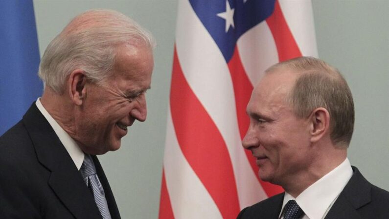 El presidente estadounidense Joe Biden (i) y su homólogo ruso, Vladimir Putin en una foto de archivo. EFE/MAXIM SHIPENKOV