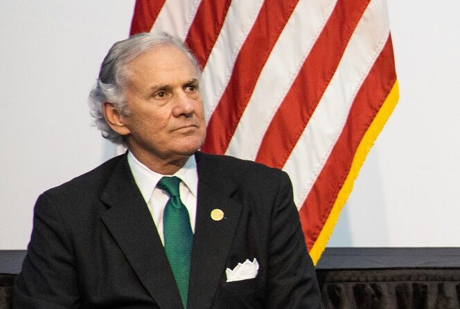 El gobernador Henry Mcmaster y el senador Tim Scott y celebran una rueda de prensa sobre la Ley de Justicia, en North Charleston, 22 de junio de 2020. (Flickr/North Charleston) (CC BY-SA 2.0)