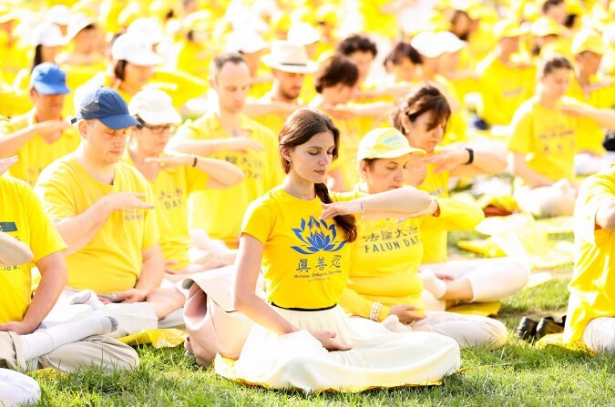 Practicantes de Falun Gong meditan en el Capitolio en Washington, el 20 de junio de 2018. (Samira Bouaou/The Epoch Times)