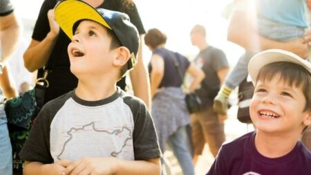 Niño de 6 años con leucemia cumple su sueño de convertirse en repartidor: ¡Es el más joven del mundo!