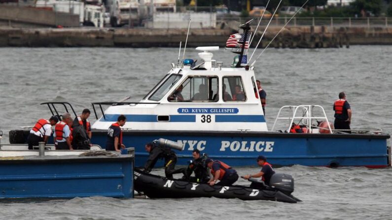 Tres personas resultaron muertas después de que un coche sufriera un accidente y cayera a un arroyo en la zona de Long Island City, en la ciudad de Nueva York, informaron los medios locales. EFE/DANIEL BARRY/Archivo