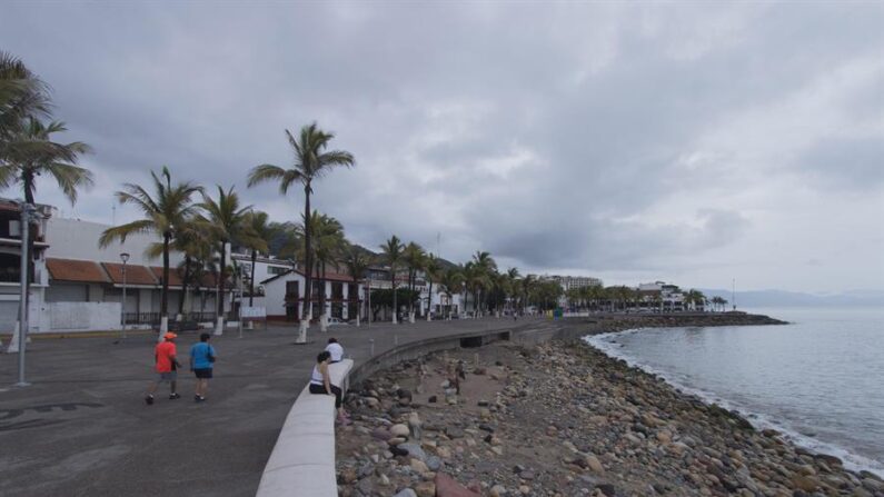 En su comunicado más reciente, el SMN señaló que el ciclón se formó al sur del puerto de Manzanillo, Colima (México), y a las 16.00 horas (21.00 GMT) se localizaba a 855 kilómetros (km) al sur de la citada ciudad. EFE/Francisco Pérez/Archivo