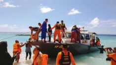 Rescatan a 95 personas de un barco de pasajeros en llamas en Indonesia