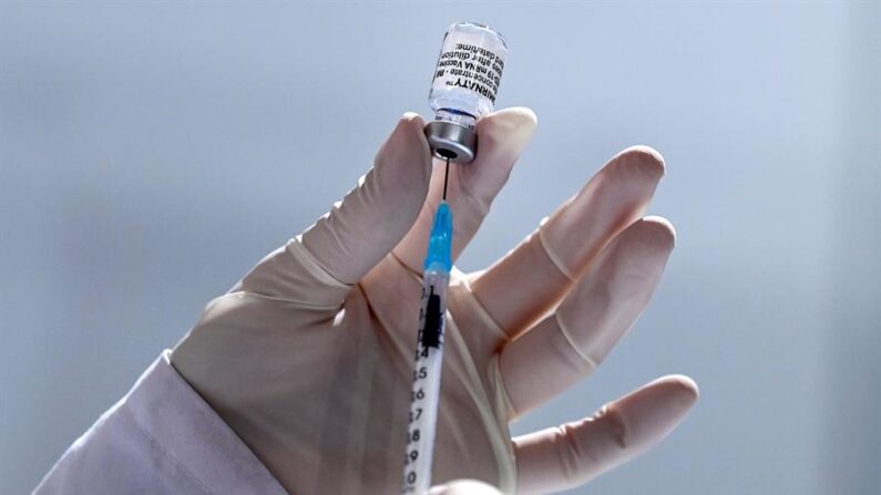 Un personal sanitario prepara una dosis de la vacuna de Pfizer-BioNTech. (EFE/EPA/GEORGI) LICOVSKI