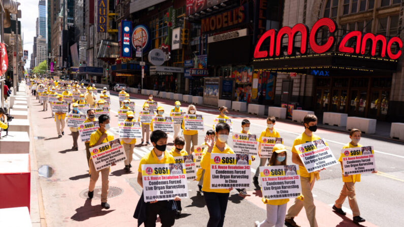 Los practicantes de la disciplina espiritual Falun Gong realizan un desfile, en Nueva York, para celebrar el Día Mundial de Falun Gong y protestar contra la persecución al grupo en China por parte del Partido Comunista Chino (PCCh), el 13 de mayo de 2021. (Larry Dai/The Epoch Times)