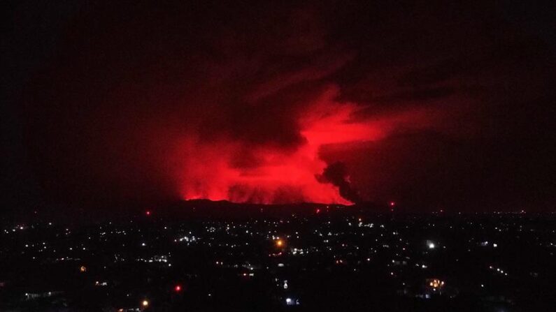 El volcán Nyiragongo entra en erupción sobre Goma, República Democrática del Congo, el 22 de mayo de 2021. EFE/EPA/HUGH KINSELLA CUNNINGHAM