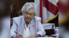 Gobernadora de Alabama, Kay Ivey, firma ley que prohíbe voto en la calle