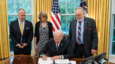 Biden firma proyecto de ley que permite a los cruceros reanudar su servicio en Alaska