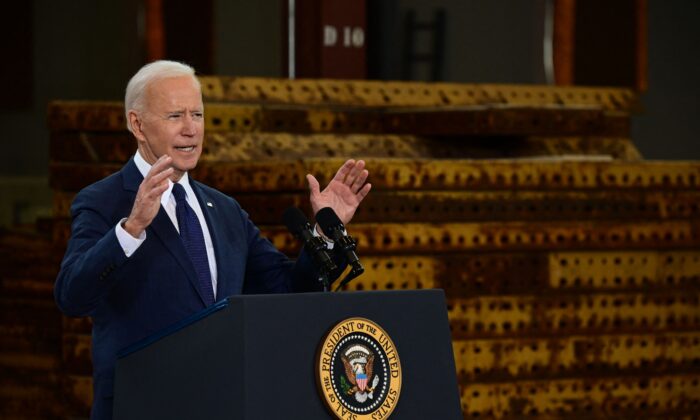 El presidente Joe Biden habla en Pittsburgh, Pensilvania, el 31 de marzo de 2021. (JIM WATSON/AFP a través de Getty Images)