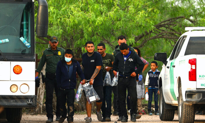 La Patrulla Fronteriza estadounidense detiene a inmigrantes ilegales en Peñitas, Texas, el 10 de mayo de 2021. (Charlotte Cuthbertson/The Epoch Times)