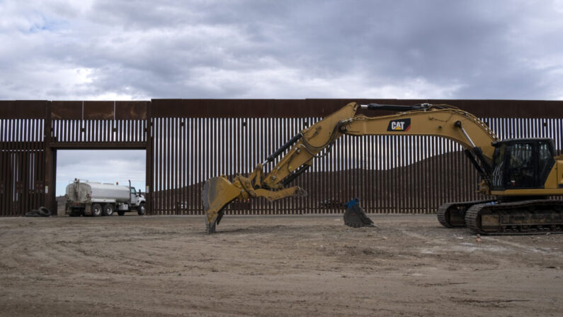 Un Caterpillar se estaciona entre las vallas en una sección reforzada de la valla fronteriza entre Estados Unidos y México en el este de Tijuana, estado de Baja California, México, el 20 de enero de 2021. (Guillermo Arias/AFP vía Getty Images)
